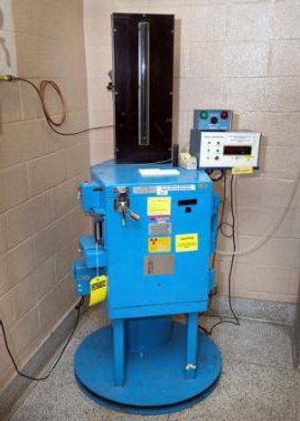 Når prøver legges i irradiatoren, bestråles de ved at det i en kort periode åpnes en strålingsblokkerende «lukker», omtrent som i et speilreflekskamera. Foto: KODX