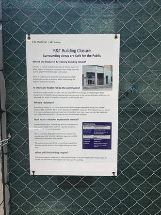 Det vil ta flere måneder før forskerbygningen på UW Medicine Harborview Medical Center kan åpne igjen, går det fram av et skilt ved avsperringen. Men den radioaktive forurensingen innebærer ingen fare for omgivelsene, forsikrer myndighetene. Foto: Capitol Hill Seattle Blog