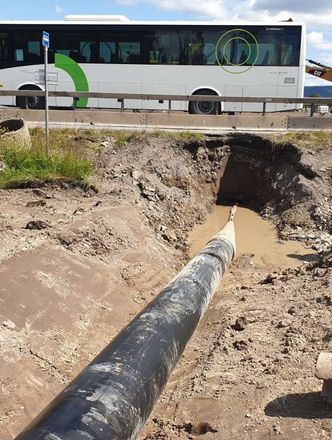 Bildet viser stikkrenna som er i ferd med å bli dratt under fylkesveg 24 mens trafikk passerer over. Foto: Statens vegvesen