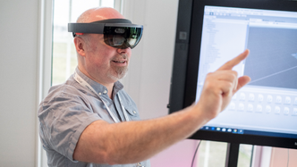 Løsningsarkitekt Bjørn Hegle i Atea har laget en virtuell kopi av «verdens smarteste bygg» i Stavanger.