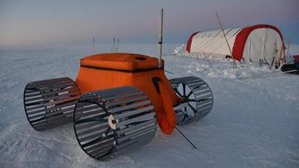 Roboten FrostyBoy som etterforskerne hadde med seg for å lokalisere flydelen. Foto: Austin Lines, Polar Research Equipment.