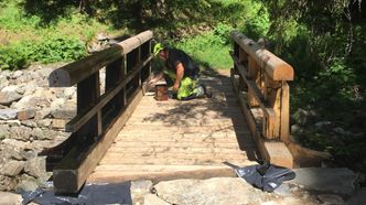 Alle materialer er furu med 50-70 prosent malminnhold som er smørt inn med milebrent, brun tretjære. Alle bolter og spiker (skipsspiker) er galvanisert, men det er ikke brukt moderne skruer. Foto: Halvor Uldal Kåsa, Statens vegvesen