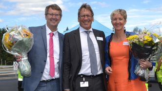 Prosjektleder i AF, Erik Frogner, prosjektdirektør i Nye Veier, Magne Ramlo og utbyggingssjef i Nye Veier, Tordis Vandeskog. Foto: Nye Veier