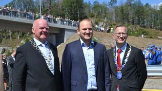 Ordfører i Tvedestrand, Jan Dukene, samferdselsminister Jon Georg Dale og ordfører i Arendal, Robert Cornels Nordli. Foto: Nye Veier