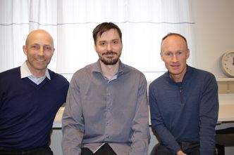 Tidligere har man ment at plutselige surges og kontinuerlige isstrømmer er separate, uavhengige fenomener. Nå har en tverrfaglig forskergruppe for første gang funnet en felles modell som forklarer mekanismene bak begge former for bevegelse. Her er gruppen representert ved Anders Malthe-Sørenssen (t.v.), Kjetil Thøgersen og Thomas Vikhamar Schuler. Foto: Dag Inge Danielsen/UiO/Creative commons-lisens