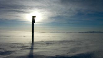 Et av GPS-instrumentene utplassert på Austfonna. De gjorde det muilig å følge med på isens raske bevegelser fra 2012 til 2016 – og ga dermed banebrytende forskningsresultater. Foto: Thomas Vikhamar Schuler