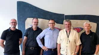 Mandag 1. juli signerte prosjektteamet kontakten for detaljreguleringen. Fv. Olav Eriksen, oppdragsleder COWI, Sverre Wiborg, ass. oppdragsleder og teamleder høybru COWI, Erik Sundet, kontraktsansvarlig COWI, Nils Brandt, prosjektleder Statens Vegvesen, Arild Vestbø, planleggingsleder Statens Vegvesen. Foto: Cowi