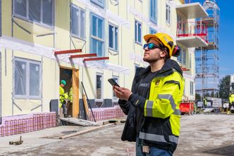 Mobil-appen til CHECKD er verktøyet når Yarar dokumenterer avvik på den ukentlige vernerunden. Foto: Delta V