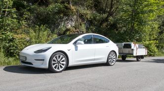 Tesla Model 3 løser det mer hverdagslige tilhengeroppgavene helt uproblematisk. Foto: Marius Valle