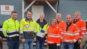 X5 Elektro har fått jobben med lys og elektro på nye Tana bru. Fv: anleggsleder Jan Vegar Erntsen, prosjektleder Ingemund Mjøen og daglig leder Dag Erik Eliassen. Fra Statens vegvesen: avdelingsdirektør Bjørg-Anita Joki, kontrollingeniør elektro Einar Sagen, byggeleder elektro Helge Mathisen og byggeleder prosjekt E6 Tana bru Ole Kleven. Foto: Ellen Lindseth, Statens vegvesen
