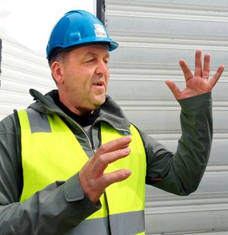 Arne Berge, selv ingeniør, møtte skepsis hos fagkolleger da han kom med ideen. Skepsisen ble gjort til skamme, i tillegg til de to som er bestilt forbereder han nå en merd som er nesten ti ganger så stor. Den skal benyttes til laks frem til slakteklar vekt på 5 kg. Foto: Joachim Seehusen