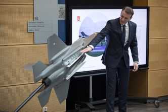 KDA-direktør Eirik Lie ved en modell av F-35A med JSM og AIM-120 Amraam i bomberommet. Foto:  TOR AAS HAUG