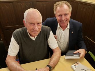 Pål Brekke får ei bok signert av Al Worden som kommer til Oslo i august. Foto:  Privat