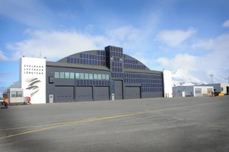 Til tross for skepsis, får de på flyplassen mange henvendelser fra blant annet forskningsmiljøer, om resultatene av satsing på alternativ energi på 78 grader nord. Foto: Marianne Otterdahl-Jensen
