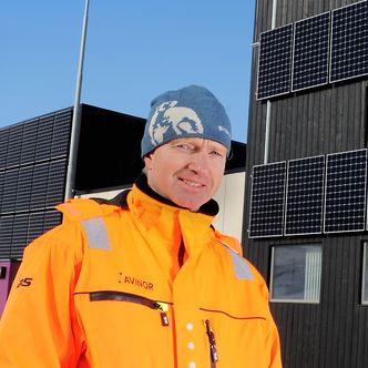 Flyplassjef Carl Einar Ianssen er opptatt av å være med på å finne bærekraftige løsninger. Solcelleanlegg er én av dem. Foto: Marianne Otterdahl-Jensen