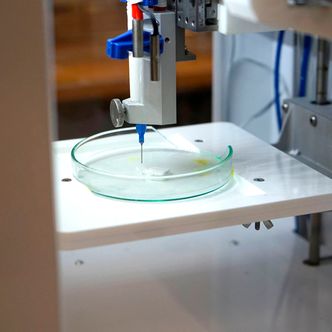 Da de to ingeniørstudentene første gang fikk tak i den nye Makerbot på biblioteket til Syddansk Universitet, visste de at de ville jobbe med 3D-utskrifter. I dag bruker de en modifisert skriver som opprinnelig var bygd for stamceller, samt en lånt plast-skriver som de «mer eller mindre har plukket fra hverandre». Foto: Kristoffer Jørgensen