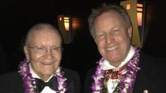 Fred Haise (Apollo 13) og Pål Brekke på gallamiddagen i Explorers Club i mars. Antrekk: Smoking eller nasjonaldrakt. Foto:  Privat