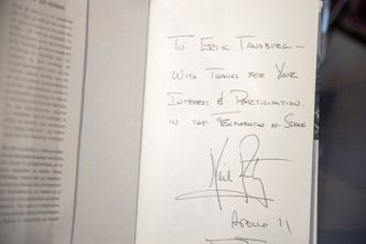 Hilsen fra Neil Armstrong: – Jeg møtte alle tre astronautene da de var på Slottet og jeg likte Armstrong best. Han var nøktern og en dyktig fartøysjef, mens Buzz Aldrin aldri kom over at han ikke fikk gå først ut på Månen.