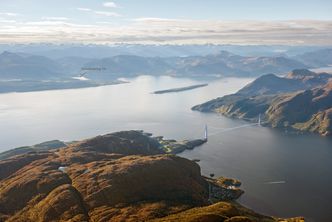 E39-prosjektet innebærer også bygging av en to kilometer lang hengebru over Julsundet. Brua vil bli Norges lengste, med et hovedspenn på 1625 meter. Ill: Statens Vegvesen