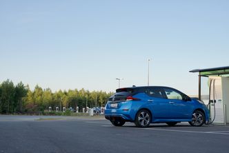En Nissan Leaf under hurtiglading. Foto: Mathias Klingenberg
