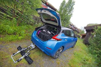 Sykkelfestet må løftes ned før man får åpnet bakluka på bilen. Her fra Beitostølen. Foto:  Mathias Klingenberg