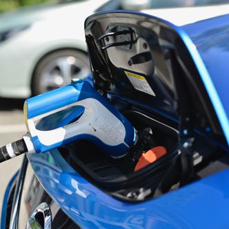 Leaf bruker chademo-kontakten, som foreløpig er begrenset til 62,5 kW hurtiglading. Her fra lading i Lier. Foto:  Mathias Klingenberg