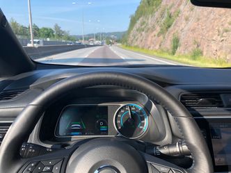 Det grønne rattet i dashboardskjermen signaliserer at det er Propilot som styrer rattet. Man må likevel ha hendene på rattet og oppmerksomheten på veien.