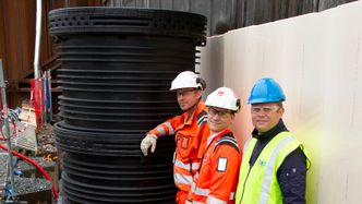 – Plast er et solid produkt og har lengre levetid enn betong, fastslår Jostein Bakka (til venstre). Geir Tannåneset (i midten) og Thomas Blankevoort er enig.