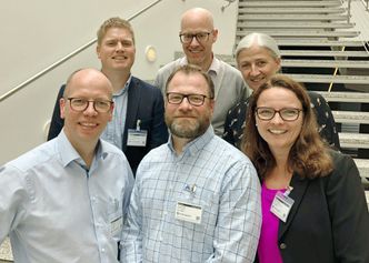 Tore Askeland, Johannes Veie og Kjersti K. Dunham (foran) i fergefri E39-prosjektet fikk tidligere i sommer 250.000 kroner fra Norsk Forskningsråd og Innovasjon Norges pott til innovative offentlige anskaffelser. Bak fra venstre står representantene for tildelerne; Tore Andre Sines (Nasjonalt program for leverandørutvikling), Johan Englund (Difi) og Idun Lyngstad (Forskningsrådet). Foto: Statens vegvesen