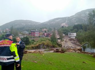 Store nedbørsmengder førte til jordras flere steder på E39 i Jølster tirsdag kveld. Her fra Vassenden sentrum. Foto:  Hallstein Dvergsdal/Firda Tidend/NTB