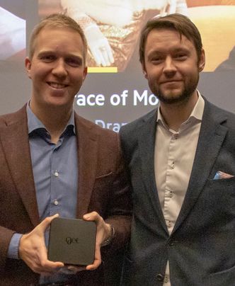 Direktør for produkter, tjenester og innhold i Get, Torbjørn Aamodt og sjef for TV og underholdning i Get, Espen Åtland med den nye Get box. Foto: Odd R. Valmot