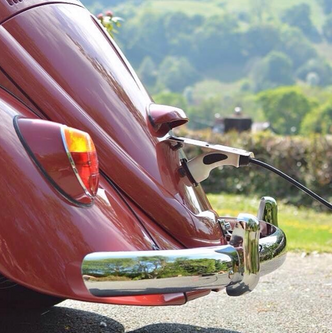 Lite tyder på at denne VW-boblen fra 1965 går på strøm. Bortsett fra lyden, og ladekabelen under skiltet. Foto:  Electric Classic Cars