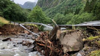 På fylkesvei 691 er Tverrelva bru helt revet bort. I løpet av natta vil man legge ned tre 1600 millimeter betongrør i elveløpet og fylle masse over, som en midlertidig bruløsning til ny bru er på plass. Foto: Even Hjelle, Statens vegvesen