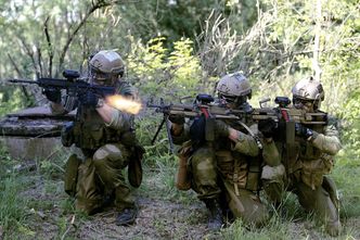Innsatstyrken Polar Bear VI fra Oslofjord HV-01 øver på offensiv operasjon i bebyggelse, bevæpnet med HK416 (t.v) og 2 x FN Minimi. Foto: Torbjørn Kjosvold / Forsvaret