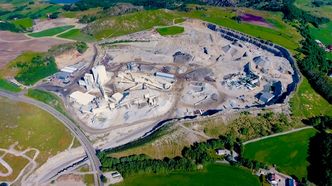 Lys granitt er en av Norges sterkeste steintyper og har helt fra starten i 1984 vært Veldes spesialitet. Foto:  Velde