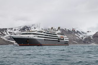 Passasjerskipet L'Austral fra rederiet Ponant ble evakuert med to helikoptre under en trening på masseredning i juni. Foto:  Sylvain Adenot Photography