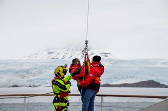 Sysselmannens redningshelikoptre har trent ekstra mye på masseevakuering (MRO) denne sommeren. Foto:  Lufttransport