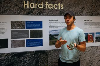 En engasjert Joakim viser frem bergartsprøver fra tunellen. Foto: Delta V