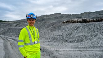 Et av ansvarsområdene til Joakim var å være dronepilot for å overvåke deponiet for steinmassene. Foto: Delta V