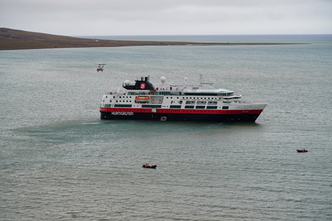 Her evakueres hurtigruteskipet Fram under en øvelse i juli. Foto:  Lufttransport