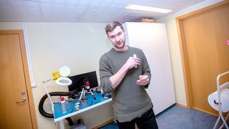 Gründer og forretningsutvikler i Mode Sensors, Gøran van den Burgt, viser fram plasteret. For å få optimal respons på målingene er det helt nødvendig at plasteret sitter på ryggen eller brystet. Foto:  Havard Zeiner