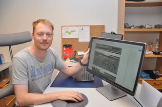 Ingeniørgeolog Lars Jørgen Hole i Statens vegvesen er ferdig med borkjerneprøvene fra E134-planleggingen, og har gitt dem videre til Norsk Bergverksmuseum. Foto: Kjell Wold, Statens Vegvesen