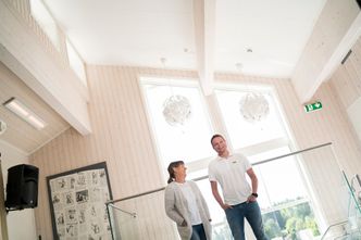 Halvor Berg i Glava er opptatt av god akustikk i skolen. Her sammen med en fornøyd barnehagebestyrer, som fikk redusert etterklangen og støynivået med ny himling. Foto: Glava