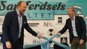 Samferdselsminister Jon Georg Dale (FrP) og Høyres leder av Samferdselskomiteen i Stortinget, Helge Orten, stod mandag formiddag for åpningen av Samferdselsteltet under Arendalsuka. Foto: Jarle Skoglund