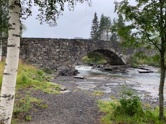 Lunde bru, som Hellefoss bru har erstattet, er Norges eldste tørrmurte steinhvelvbru som fremdeles er i bruk på offentlig vei. Foto: Eli Ramstad, Statens vegvesen