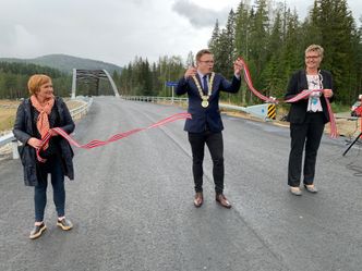 August 2019: Fylkesordfører i Oppland, Even Aleksander Hagen, står for den offisielle åpningen av Hellefoss bru med bistand fra ordfører i Etnedal, Toril Grønbrekk (t.h.), og leder av komité for samferdsel og trafikksikkerhet i Oppland fylkeskommune, Anne Thoresen. Foto: Eli Ramstad, Statens vegvesen