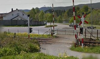 Det er denne planovergangen som nå er skiftet ut. Bildet ble tatt i 2012. Foto: Google Maps