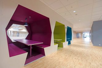 Steinkjer skole har fått fargerike kuber som kan brukes til gruppearbeid eller sosialisering. Foto: Skanska