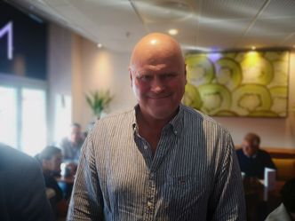 Albert Hæhre rettet pekefingeren mot Statens vegvesen når han skulle forklare hvorfor entreprenørene taper penger. Foto:  Jarle Skoglund