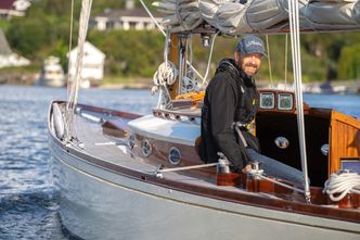 – Har du en krone til overs, så stikker hun av med den, sier Terje Skevik om "den gamle damen". Foto:  Paal Kvamme